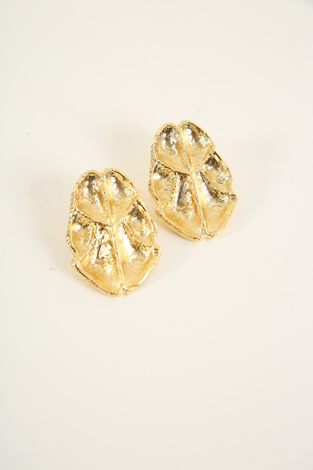 GOLDEN KORALLE MAXI SCARAB EARRING